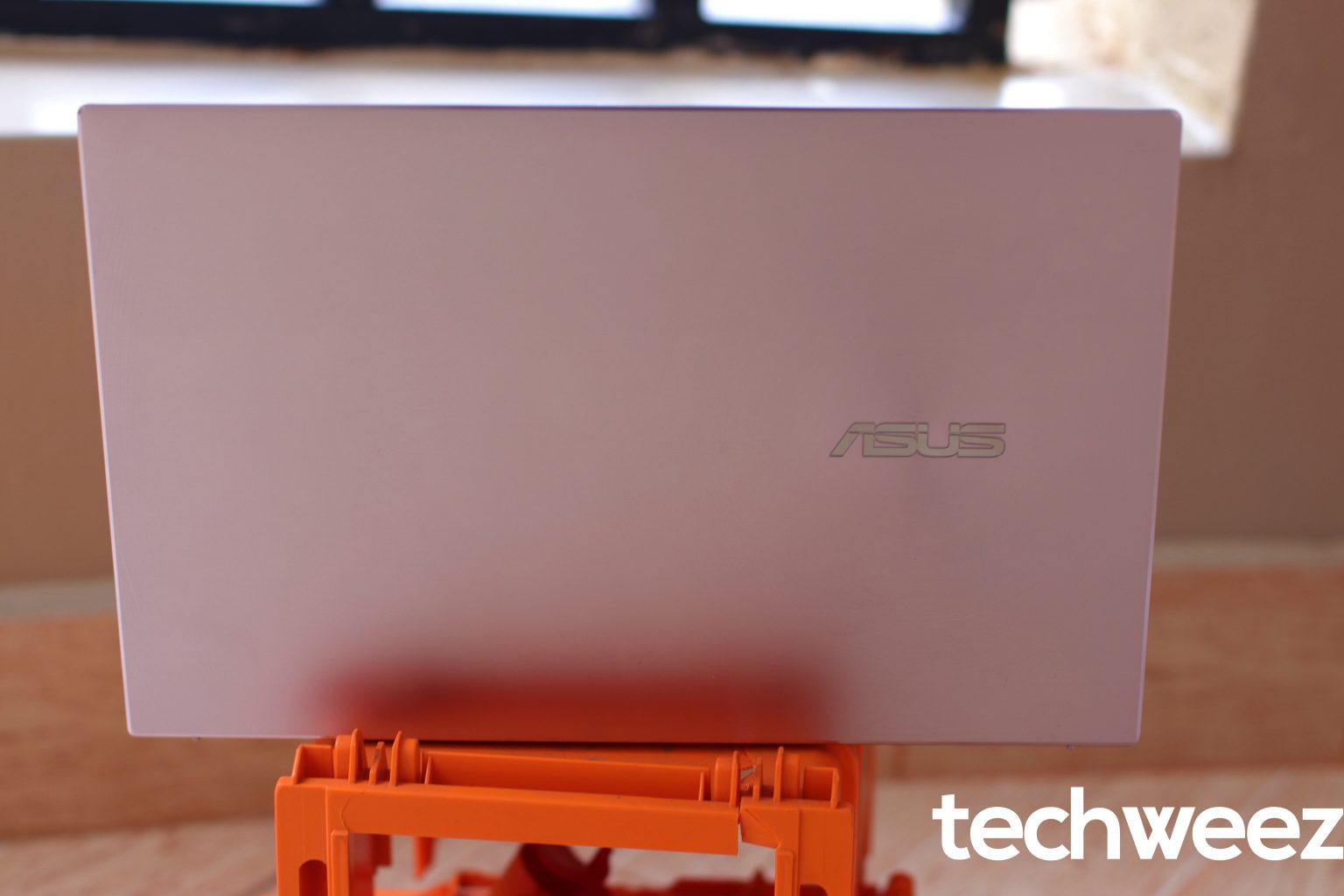 Asus Zenbook 13 UX325 OLED back