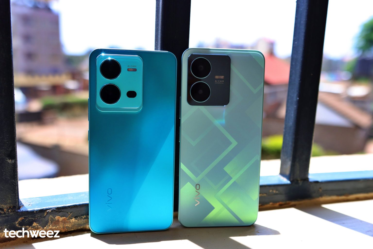 Vivo Y22 in Metaverse Green(right) and Vivo V25 in Aquamarine Blue(left)
