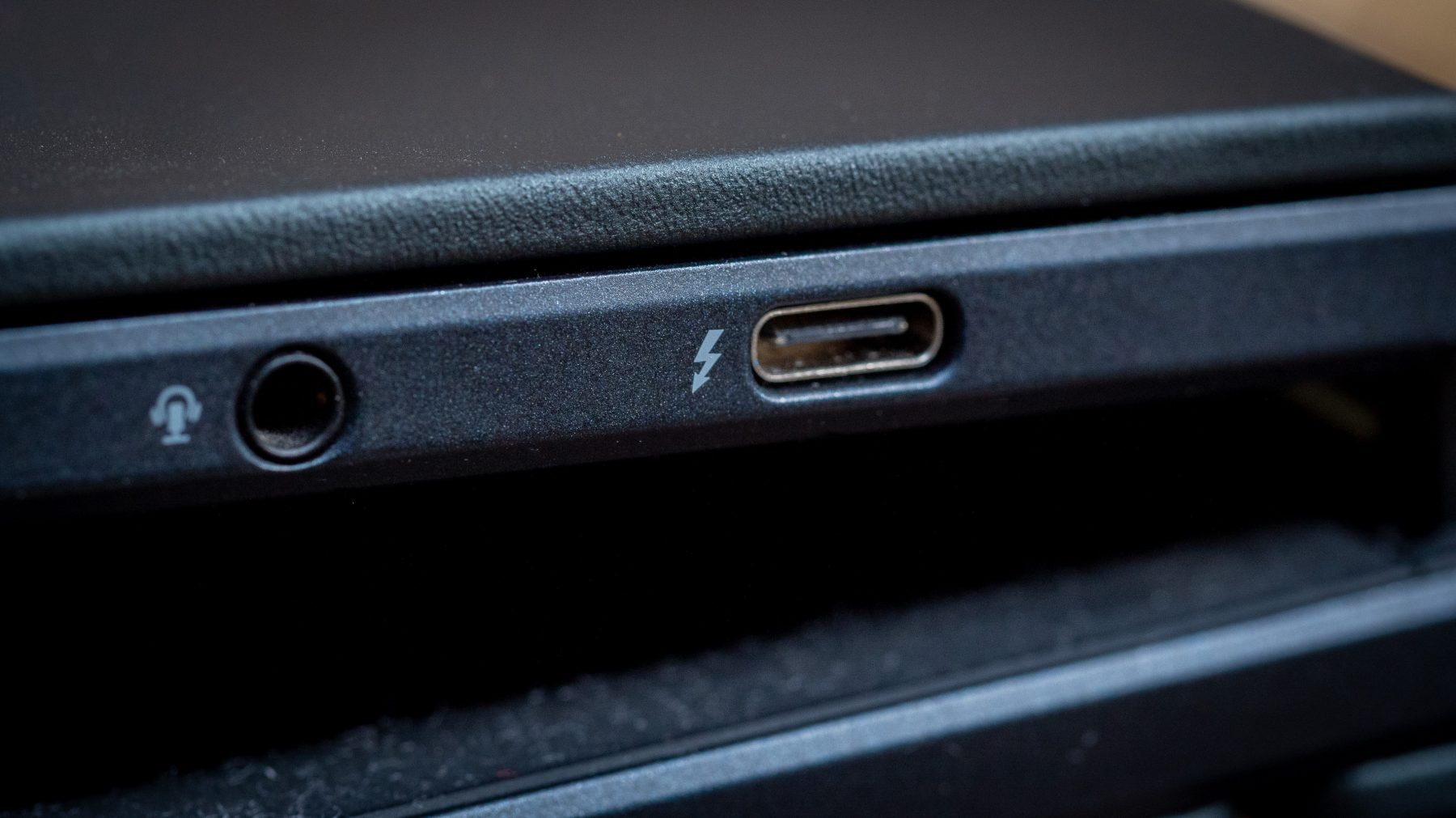 ASUS ZenBook FOLED (UX9702) Ports